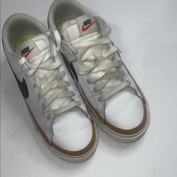 Nike Men's Size 8 -  White, Black, and Brown Sneakers - Picture 3 of 8